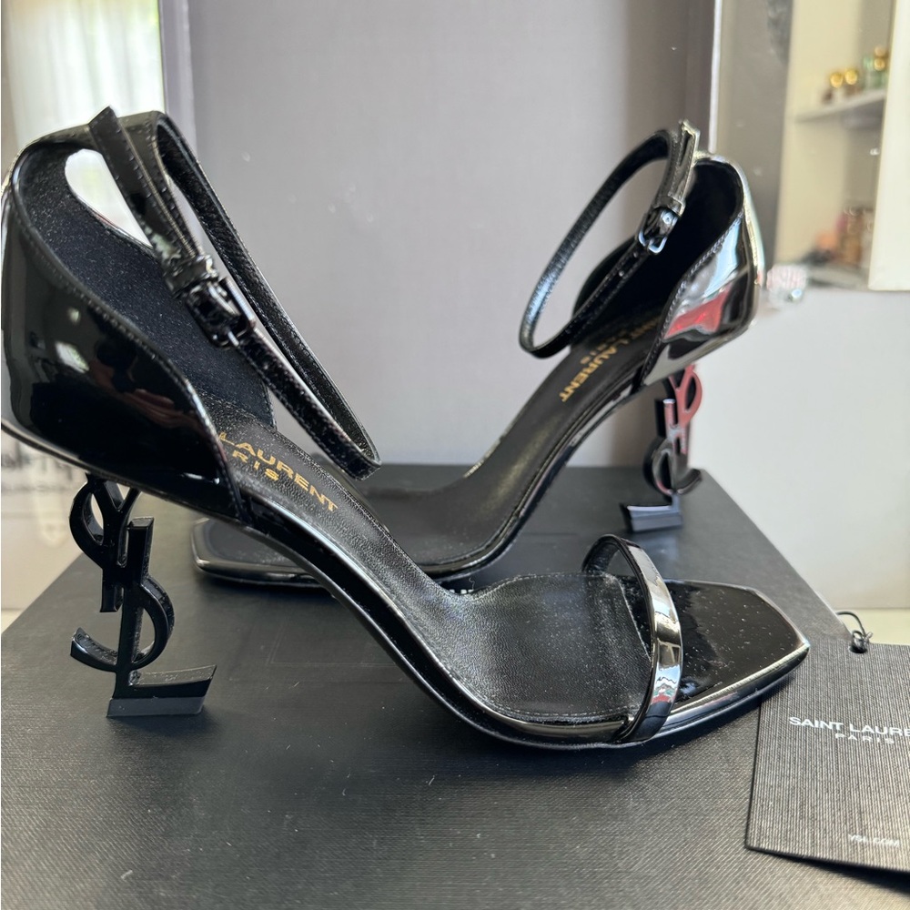 YSL-OPYUM SANDALS IN CREPE DE CHINE
BLACK -NEVER WORN!!
ORIGINAL Cost:$ 1,350